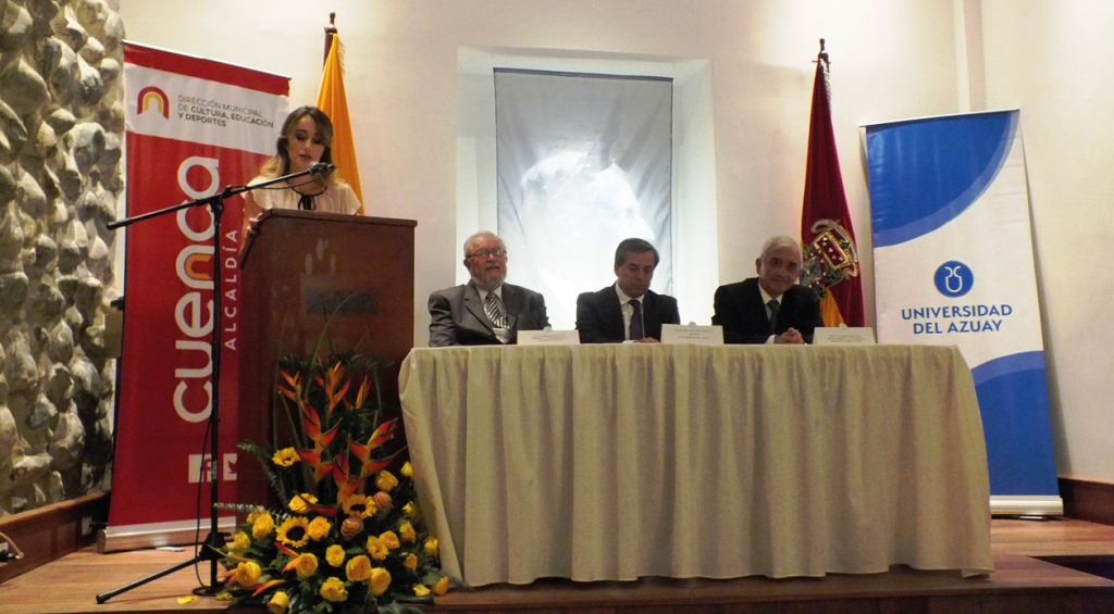 Homenaje de la Universidad del Azuay. El Rector Francisco Salgado en medio de Juan Cordero, Cronista Vitalicio, y René Cardoso, Director del Museo.